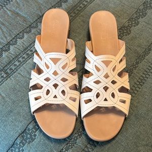 Munro American White Leather Sandals - Excellent Condition